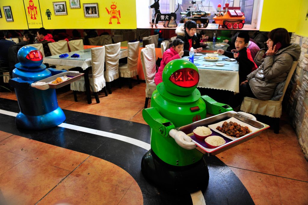 Robots-working-in-Restaurants-in-China